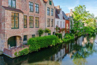 Bruges, Belçika 'da tarihi evleri ve ünlü kanalı olan bir su kasabası.