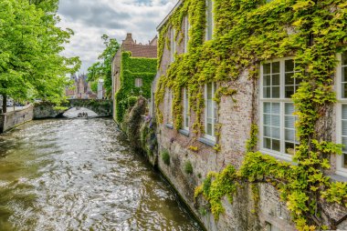 Bruges, Belçika 'da tarihi evleri ve ünlü kanalı olan bir su kasabası.