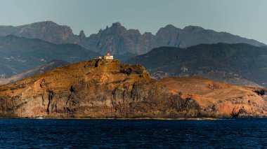 Güzel dağ manzarası ve Madeira adasının okyanus kıyıları, Portekiz