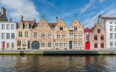 Bruges, Belçika 'da tarihi evleri ve ünlü kanalı olan bir su kasabası.