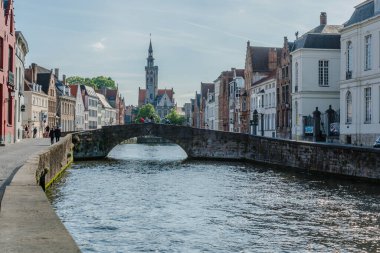 Bruges, Belçika 'da tarihi evleri ve ünlü kanalı olan bir su kasabası.