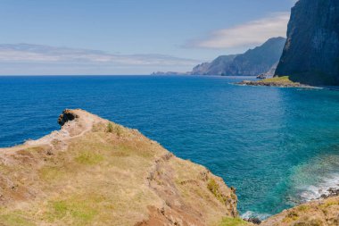Güzel dağ manzarası ve Madeira adasının okyanus kıyıları, Portekiz