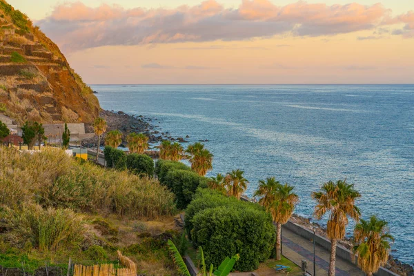 Güzel dağ manzarası ve Madeira adasının okyanus kıyıları, Portekiz