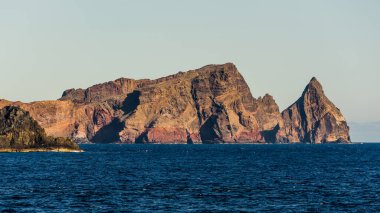 Güzel dağ manzarası ve Madeira adasının okyanus kıyıları, Portekiz