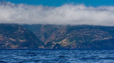 Güzel dağ manzarası ve Madeira adasının okyanus kıyıları, Portekiz