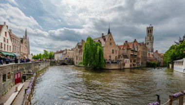 Bruges, Belçika 'da tarihi evleri ve ünlü kanalı olan bir su kasabası.