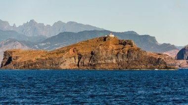 Güzel dağ manzarası ve Madeira adasının okyanus kıyıları, Portekiz