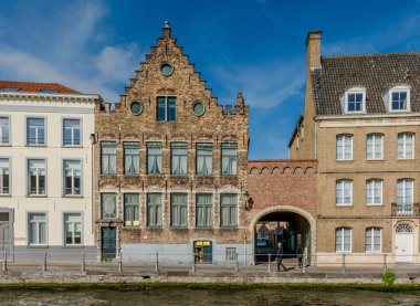 Bruges, Belçika 'da tarihi evleri ve ünlü kanalı olan bir su kasabası.