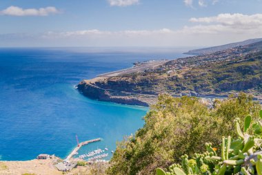 Güzel dağ manzarası ve Madeira adasının okyanus kıyıları, Portekiz