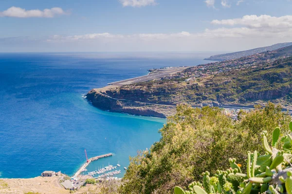 ポルトガルのマデイラ島の美しい山の風景と海の海岸 — ストック写真