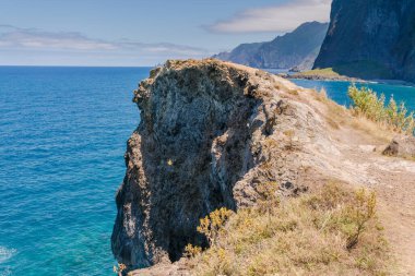 Güzel dağ manzarası ve Madeira adasının okyanus kıyıları, Portekiz