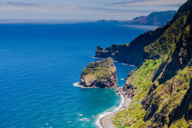 Güzel dağ manzarası ve Madeira adasının okyanus kıyıları, Portekiz