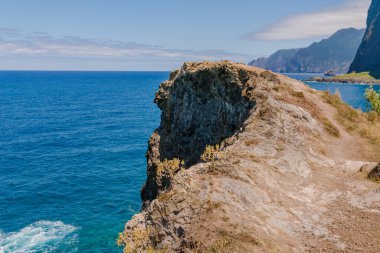 Güzel dağ manzarası ve Madeira adasının okyanus kıyıları, Portekiz