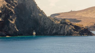 Güzel dağ manzarası ve Madeira adasının okyanus kıyıları, Portekiz