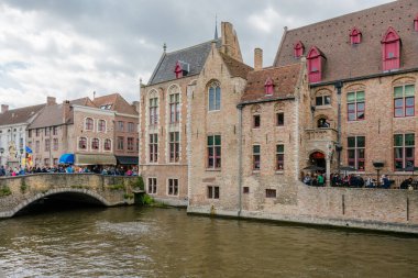 Bruges, Belçika 'da tarihi evleri ve ünlü kanalı olan bir su kasabası.