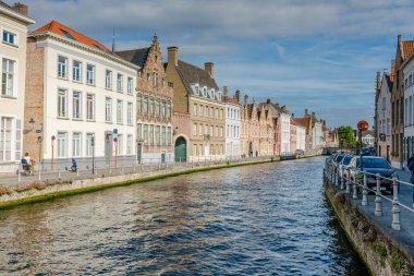 Bruges, Belçika 'da tarihi evleri ve ünlü kanalı olan bir su kasabası.