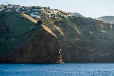 Güzel dağ manzarası ve Madeira adasının okyanus kıyıları, Portekiz