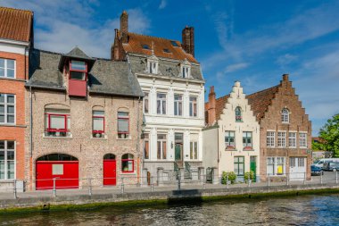 Bruges, Belçika 'da tarihi evleri ve ünlü kanalı olan bir su kasabası.