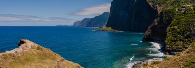 Güzel dağ manzarası ve Madeira adasının okyanus kıyıları, Portekiz