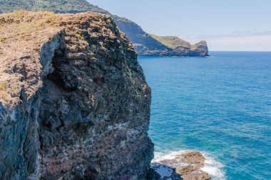 Güzel dağ manzarası ve Madeira adasının okyanus kıyıları, Portekiz