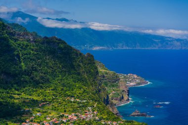 Güzel dağ manzarası ve Madeira adasının okyanus kıyıları, Portekiz