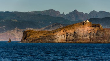 Güzel dağ manzarası ve Madeira adasının okyanus kıyıları, Portekiz