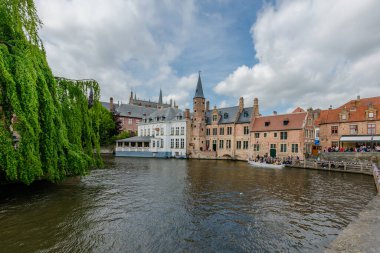 Bruges, Belçika 'da tarihi evleri ve ünlü kanalı olan bir su kasabası.