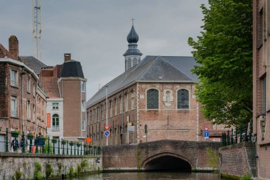 Belçika, Gent şehri, eski kasaba, alacakaranlıkta River Leie 'deki tarihi evler.