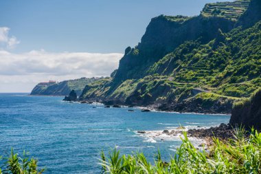 Güzel dağ manzarası ve Madeira adasının okyanus kıyıları, Portekiz