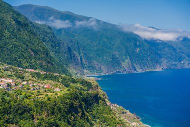 Güzel dağ manzarası ve Madeira adasının okyanus kıyıları, Portekiz