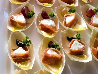 meze, gurme gıda - kanepe peynir ve çilek ile