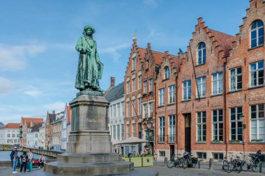 Bruges, Belçika 'da tarihi evleri ve ünlü kanalı olan bir su kasabası.