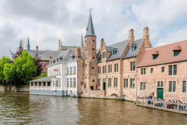 Bruges, Belçika 'da tarihi evleri ve ünlü kanalı olan bir su kasabası.