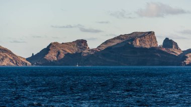 Güzel dağ manzarası ve Madeira adasının okyanus kıyıları, Portekiz