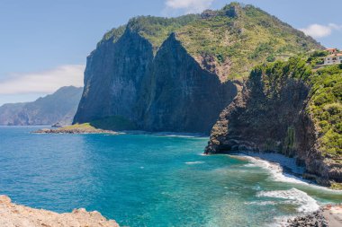 Güzel dağ manzarası ve Madeira adasının okyanus kıyıları, Portekiz