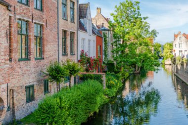 Bruges, Belçika 'da tarihi evleri ve ünlü kanalı olan bir su kasabası.