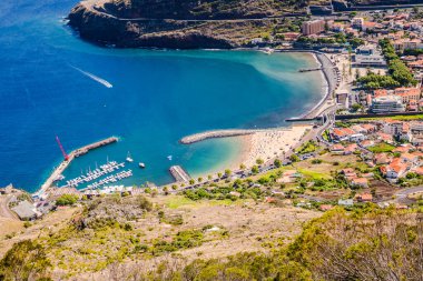 Güzel dağ manzarası ve Madeira adasının okyanus kıyıları, Portekiz