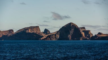 Güzel dağ manzarası ve Madeira adasının okyanus kıyıları, Portekiz