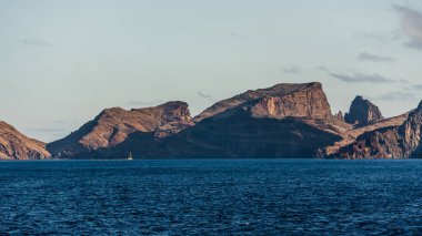 Güzel dağ manzarası ve Madeira adasının okyanus kıyıları, Portekiz