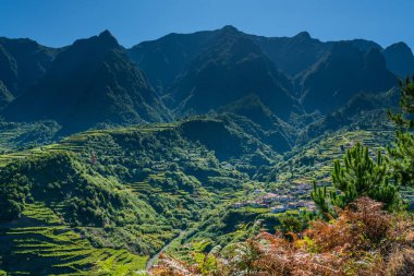 Güzel dağ manzarası ve Madeira adasının okyanus kıyıları, Portekiz