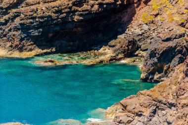 Güzel dağ manzarası ve Madeira adasının okyanus kıyıları, Portekiz
