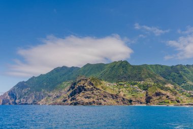 Güzel dağ manzarası ve Madeira adasının okyanus kıyıları, Portekiz