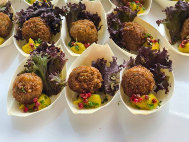 Falafel, tatlı patates ve nohut karışımı.