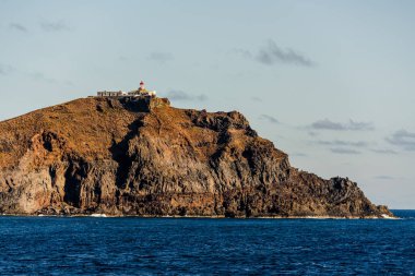 Güzel dağ manzarası ve Madeira adasının okyanus kıyıları, Portekiz
