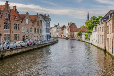 Bruges, Belçika 'da tarihi evleri ve ünlü kanalı olan bir su kasabası.