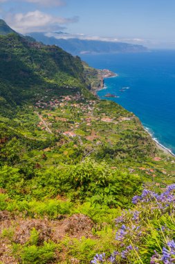 Güzel dağ manzarası ve Madeira adasının okyanus kıyıları, Portekiz