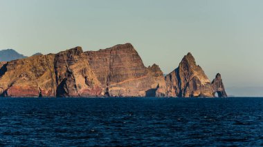 Güzel dağ manzarası ve Madeira adasının okyanus kıyıları, Portekiz