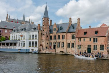 Bruges, Belçika 'da tarihi evleri ve ünlü kanalı olan bir su kasabası.