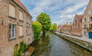 Bruges, Belçika 'da tarihi evleri ve ünlü kanalı olan bir su kasabası.