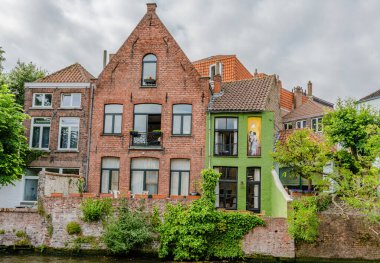 Bruges, Belçika 'da tarihi evleri ve ünlü kanalı olan bir su kasabası.